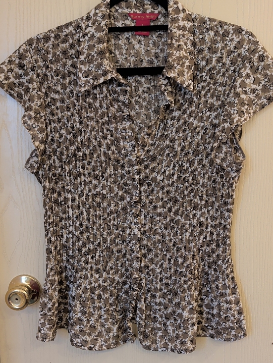 Sunny Leigh Tops - Sunny Leigh Brown and White Pleated Floral Cap Sleeve Blouse - Size L